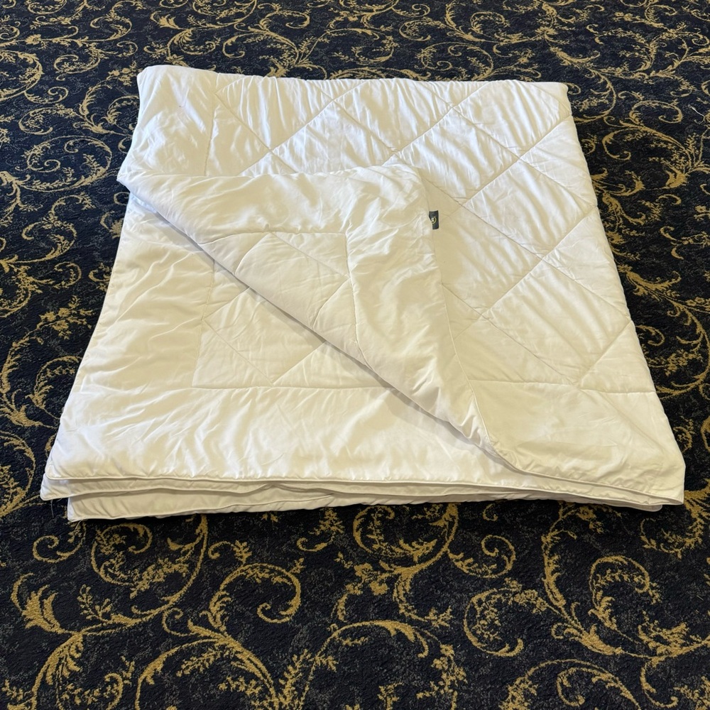 Serta used white Bedding comforter